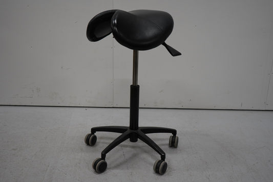 Salli satulatuoli, yksiosainen istuin / musta tikattu nahka - Suomen Kalustekeskus