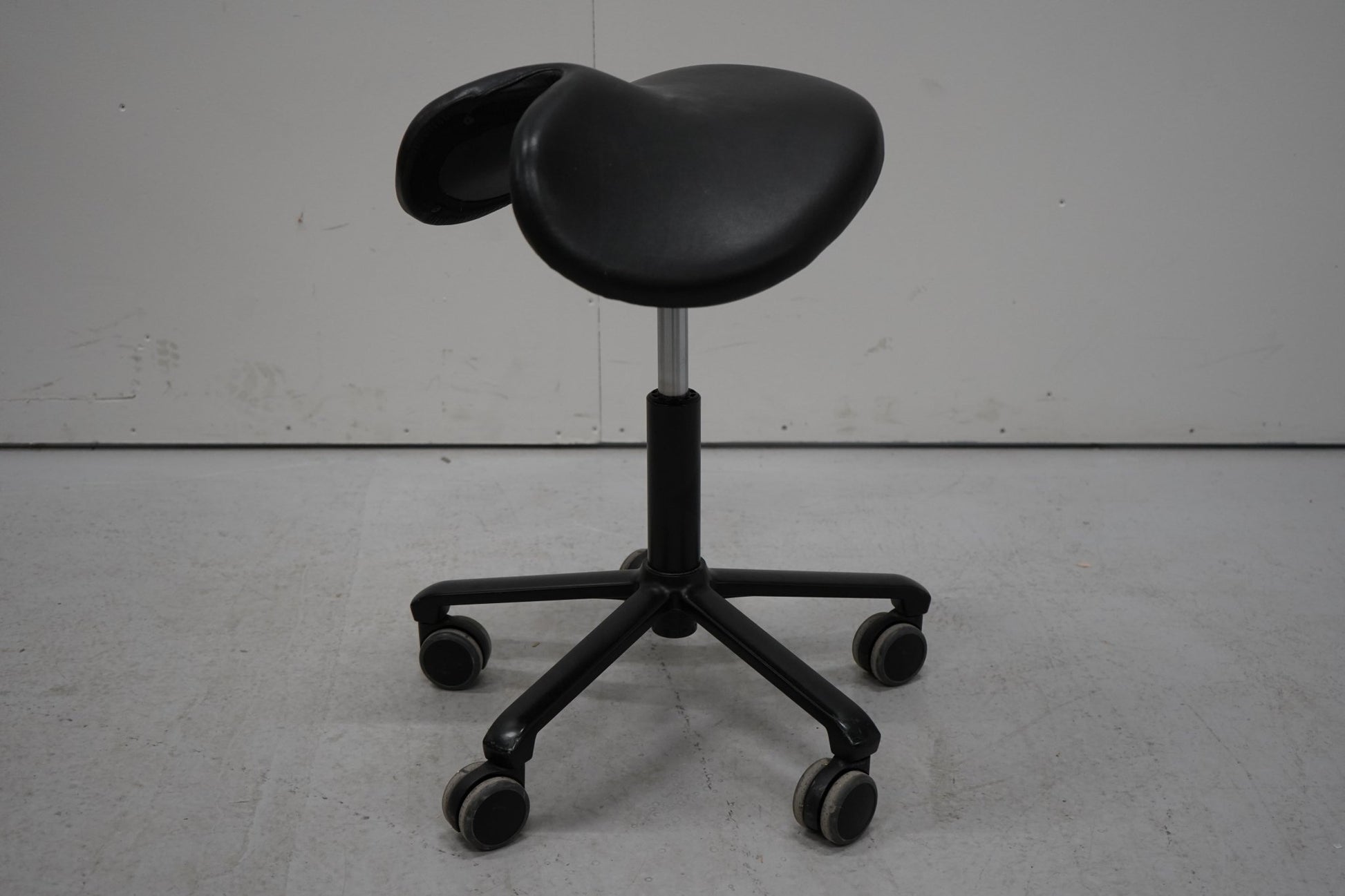 Salli satulatuoli, yksiosainen / matala kaasjousi - Suomen Kalustekeskus