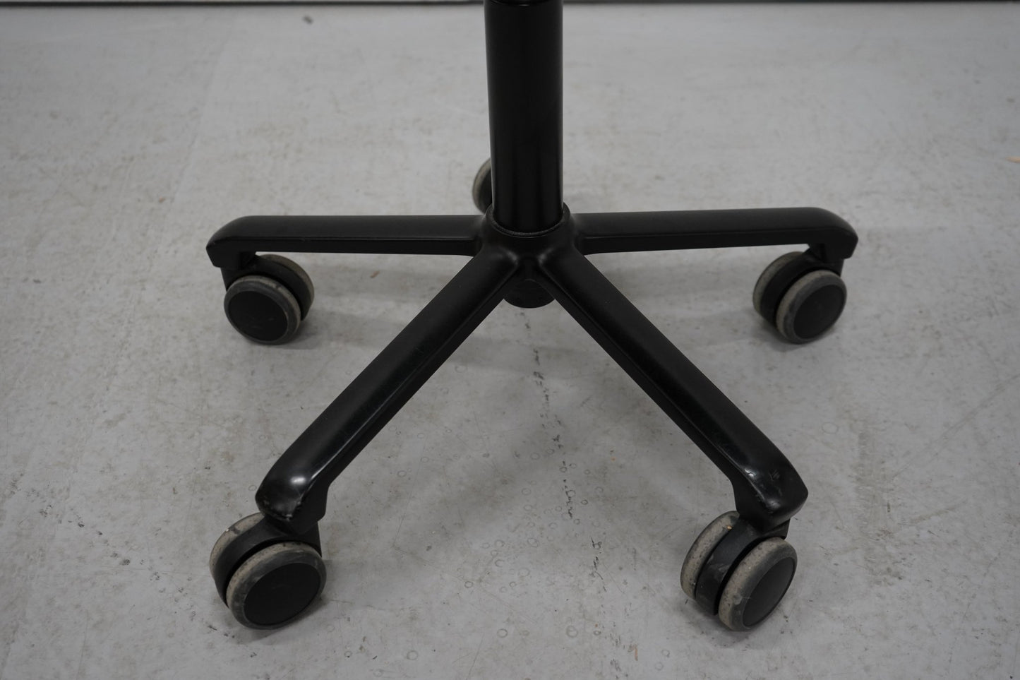 Salli satulatuoli, yksiosainen / matala kaasjousi - Suomen Kalustekeskus