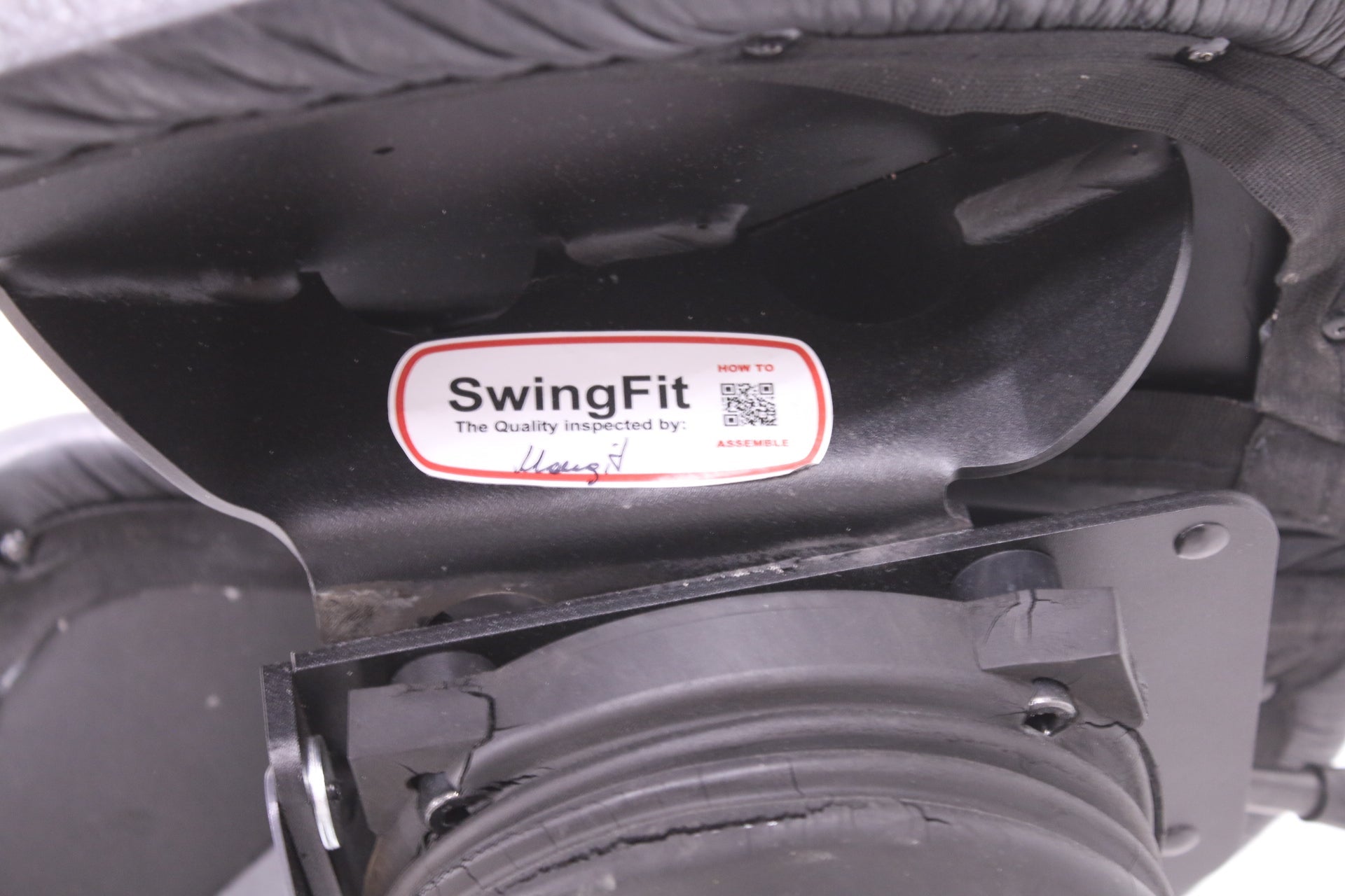 Salli Swingfit satulatuoli, musta nahka / kromi - Suomen Kalustekeskus