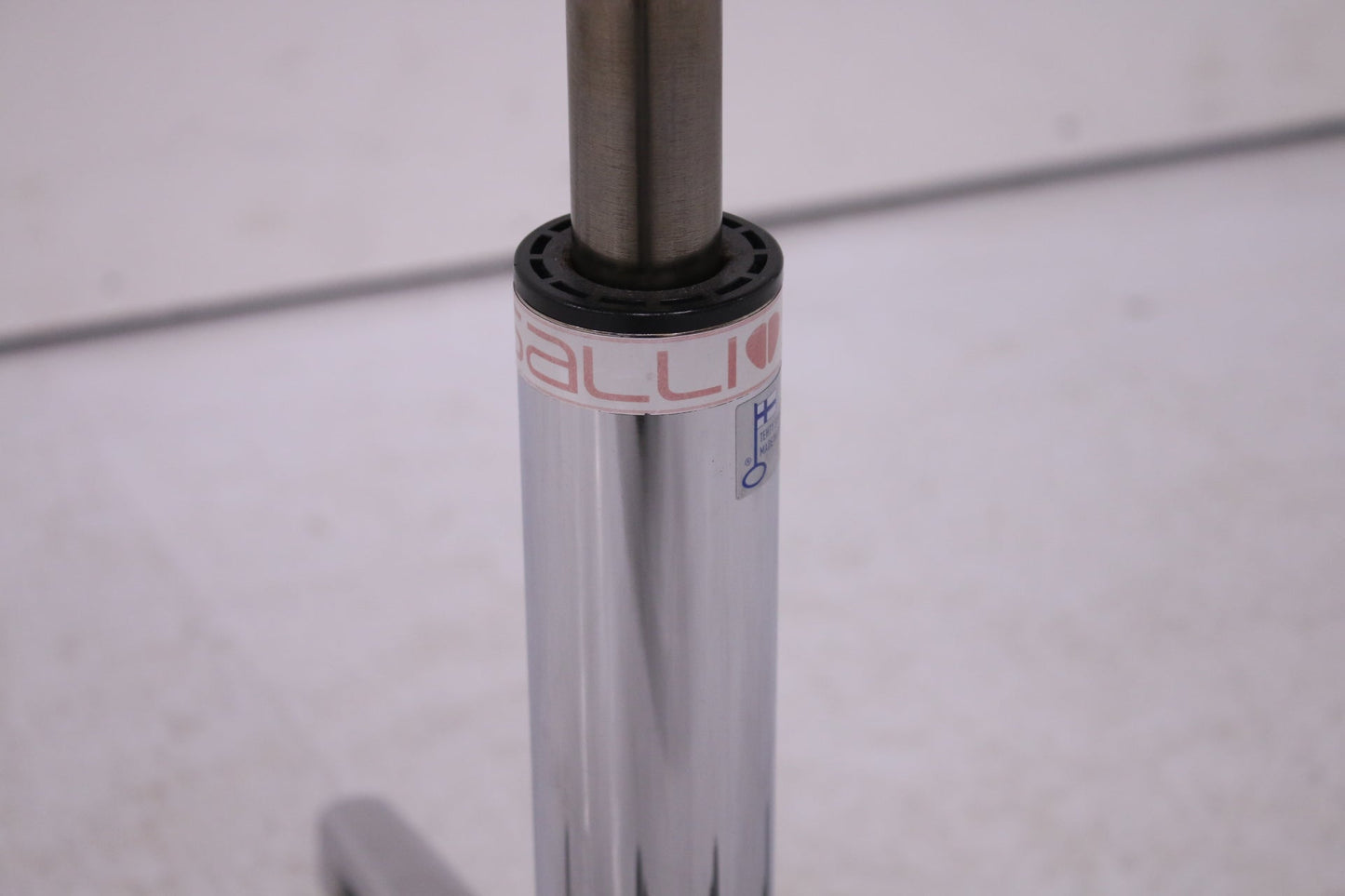 Salli Swingfit satulatuoli, musta nahka / kromi - Suomen Kalustekeskus