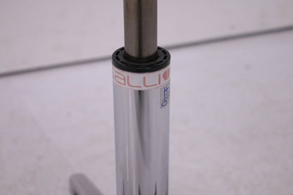 Salli Swingfit satulatuoli, musta nahka / kromi - Suomen Kalustekeskus