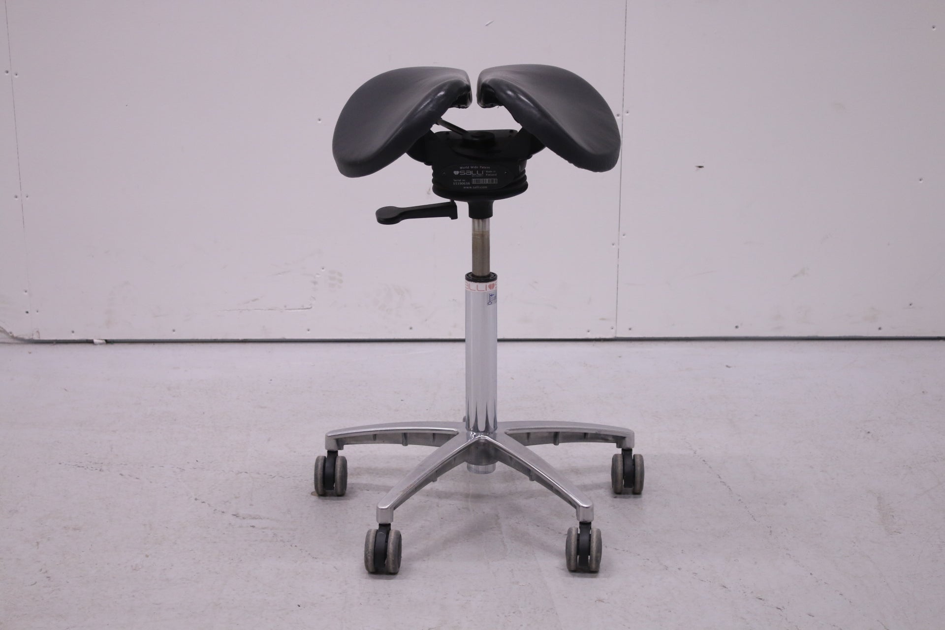 Salli Swingfit satulatuoli, musta nahka / kromi - Suomen Kalustekeskus