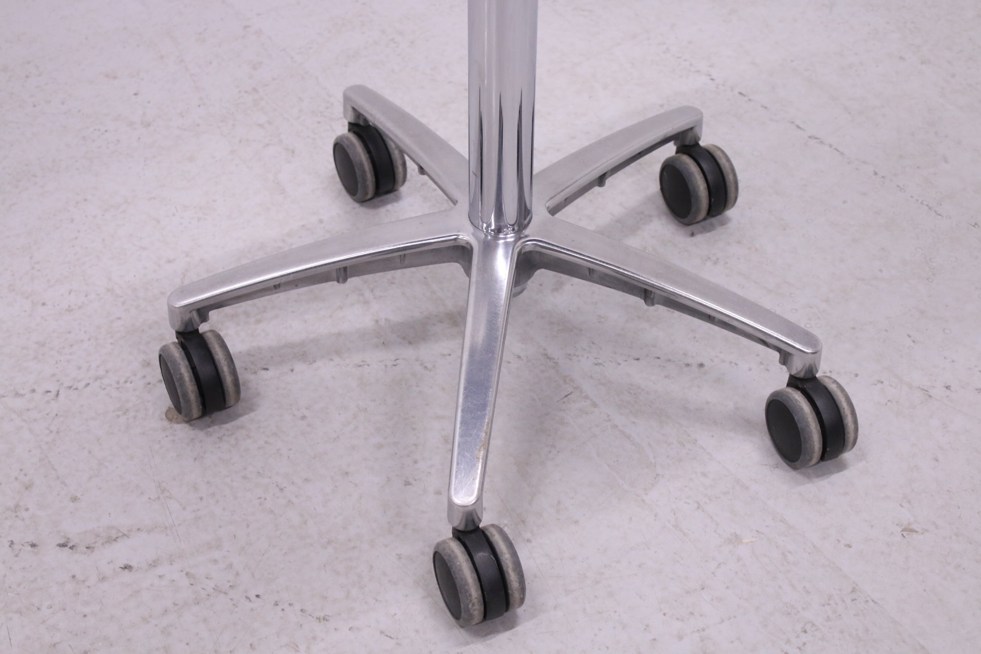 Salli Swingfit satulatuoli, musta nahka / kromi - Suomen Kalustekeskus