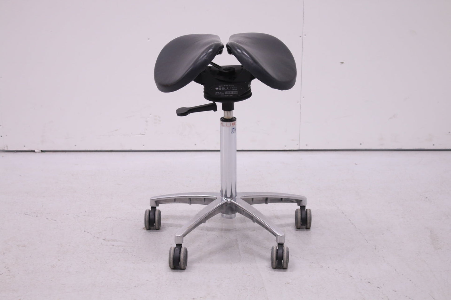 Salli Swingfit satulatuoli, musta nahka / kromi - Suomen Kalustekeskus