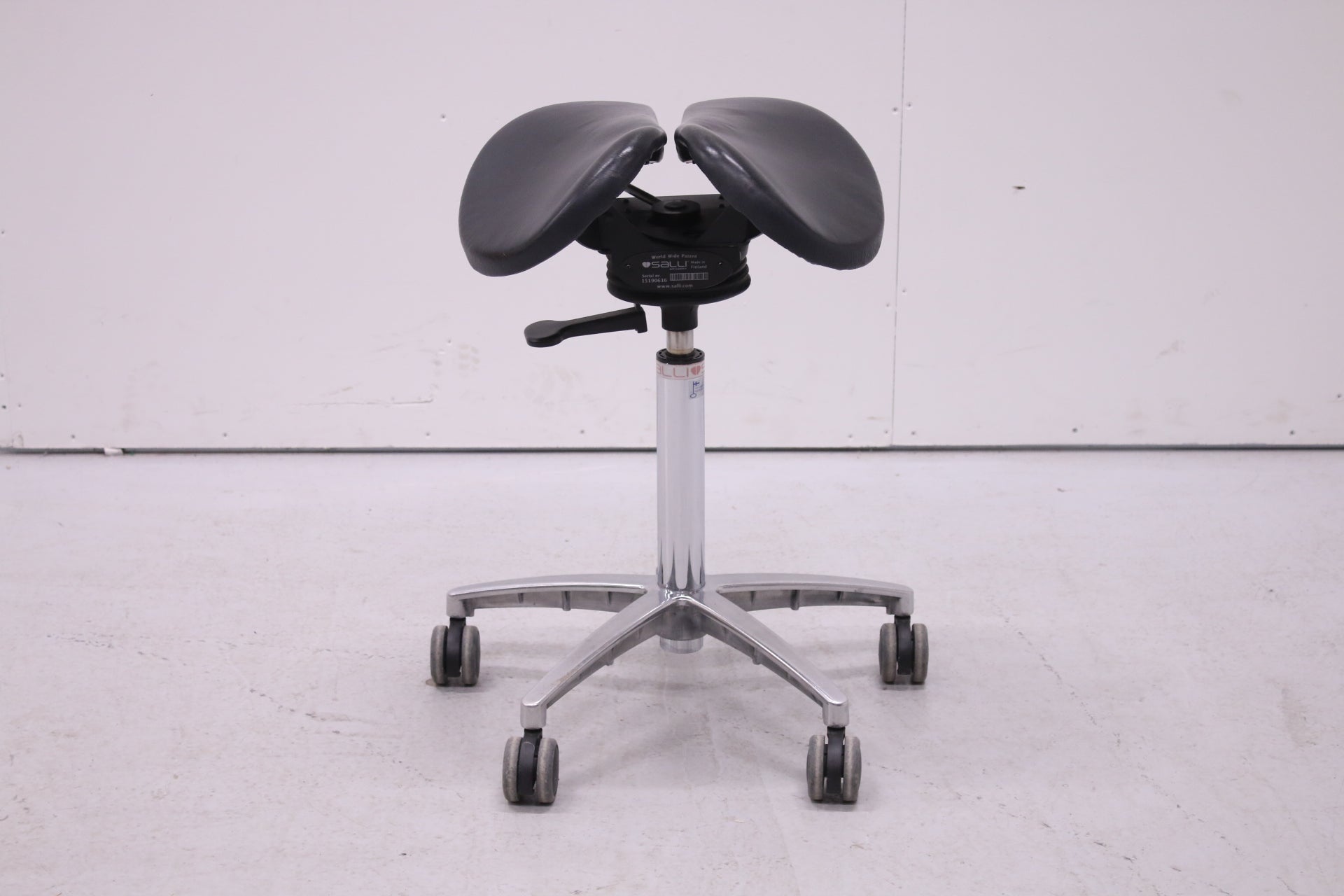 Salli Swingfit satulatuoli, musta nahka / kromi - Suomen Kalustekeskus