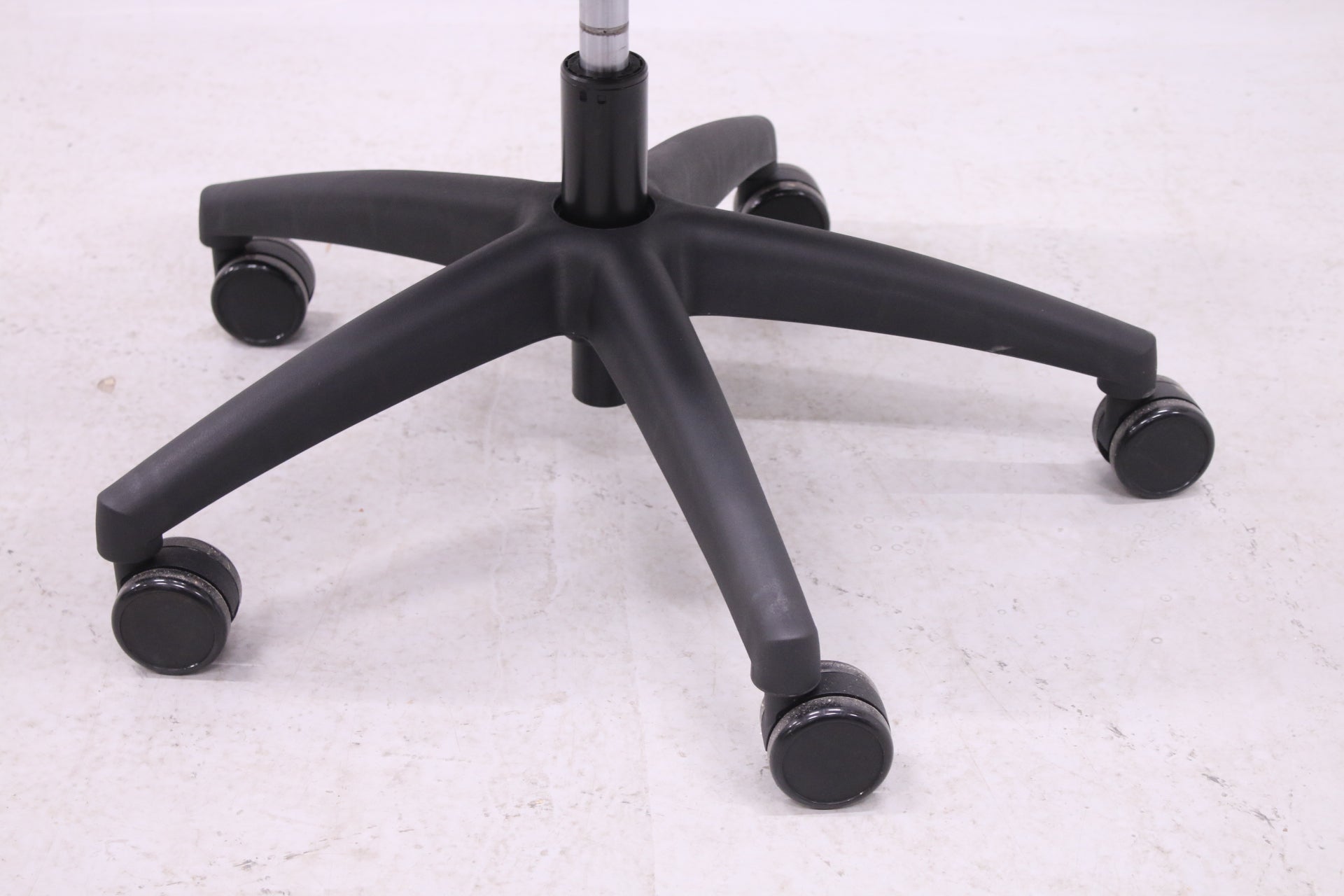 STANLEY työtuoli niskatuella - Suomen Kalustekeskus