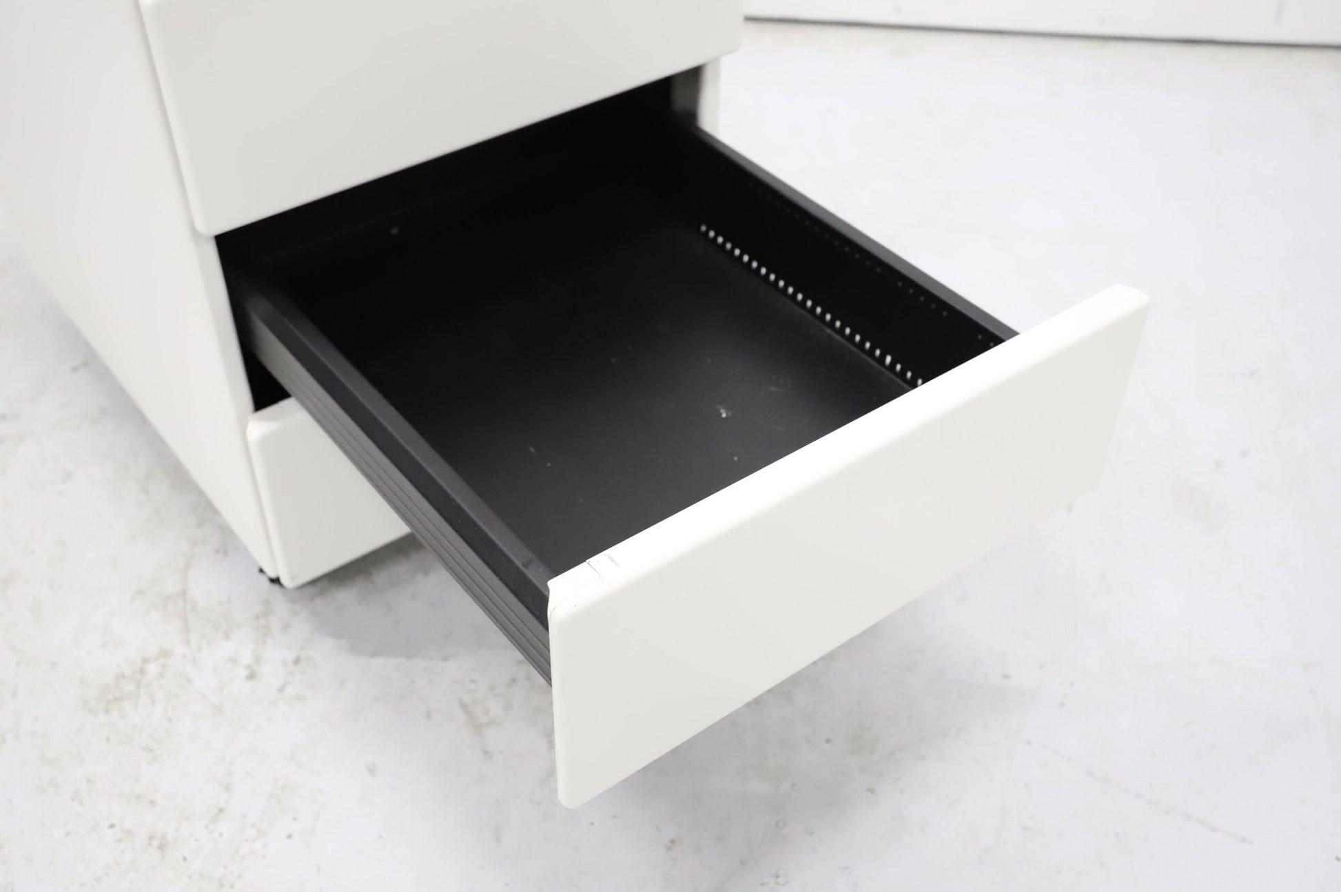 Steelcase 3 - osainen laatikosto valkoinen / musta - Suomen Kalustekeskus