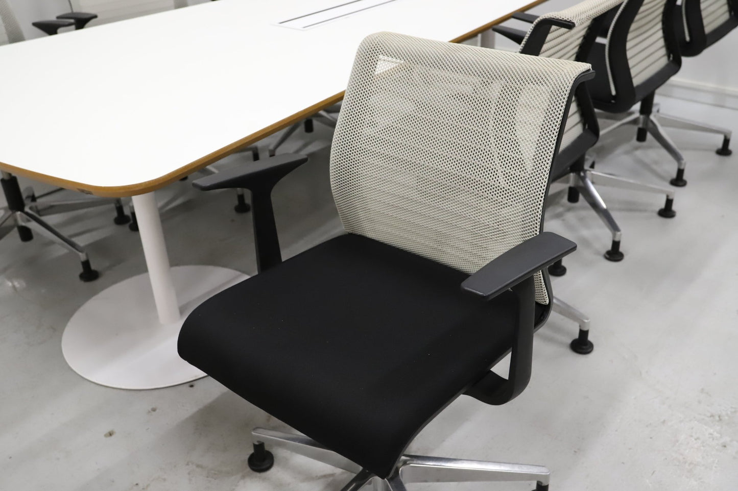 Steelcase Think - neuvotteluryhmä - Suomen Kalustekeskus