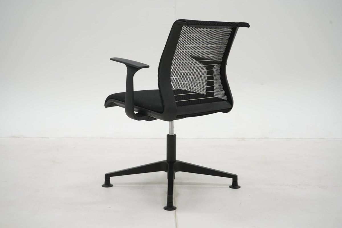 Steelcase Think-neuvottelutuoli, musta - Suomen Kalustekeskus