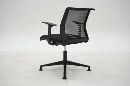 Steelcase Think-neuvottelutuoli, musta - Suomen Kalustekeskus