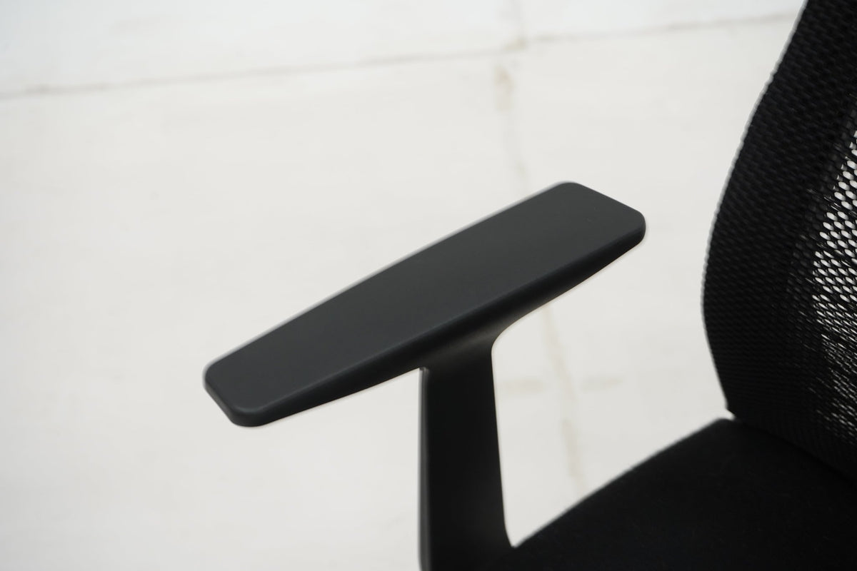 Steelcase Think-neuvottelutuoli, musta - Suomen Kalustekeskus