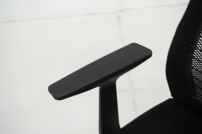 Steelcase Think-neuvottelutuoli, musta - Suomen Kalustekeskus