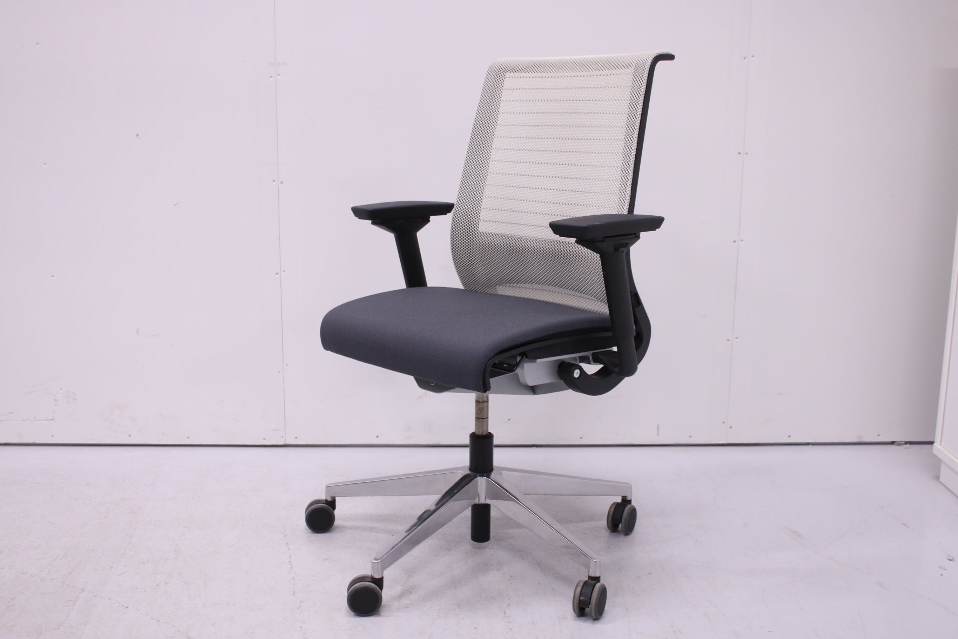 Steelcase Think työtuoli, harmaa - Suomen Kalustekeskus