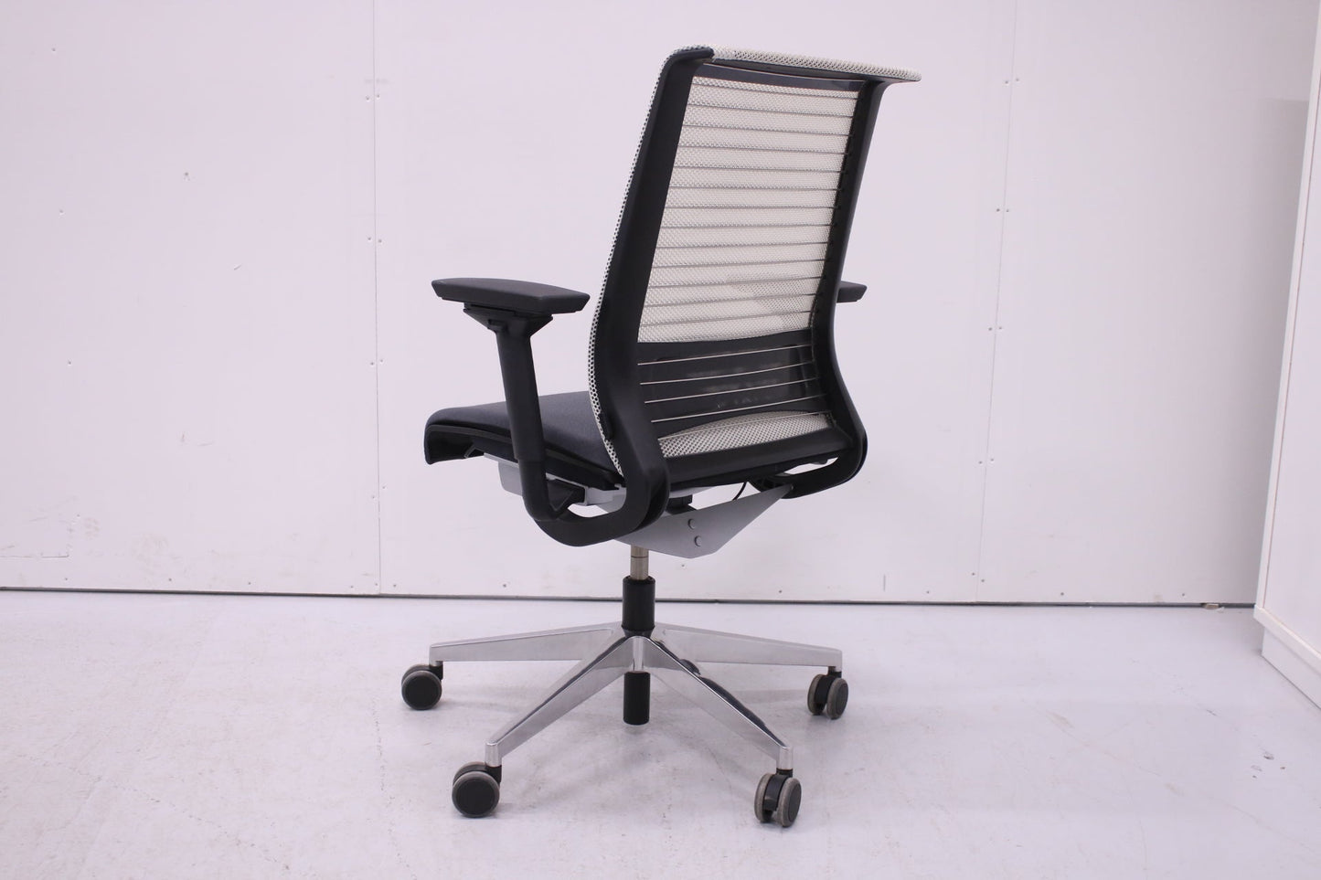 Steelcase Think työtuoli, harmaa - Suomen Kalustekeskus