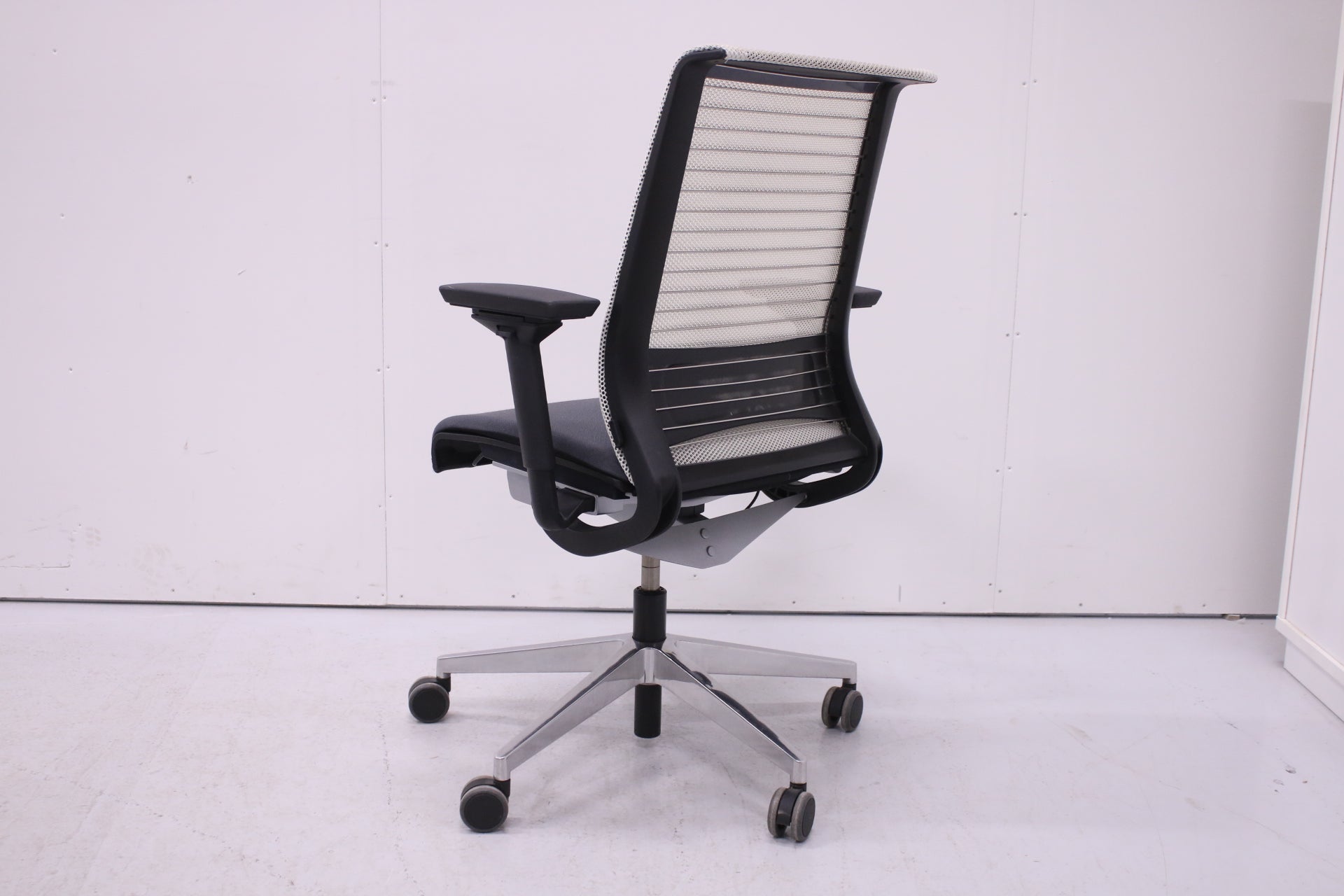 Steelcase Think työtuoli, harmaa - Suomen Kalustekeskus