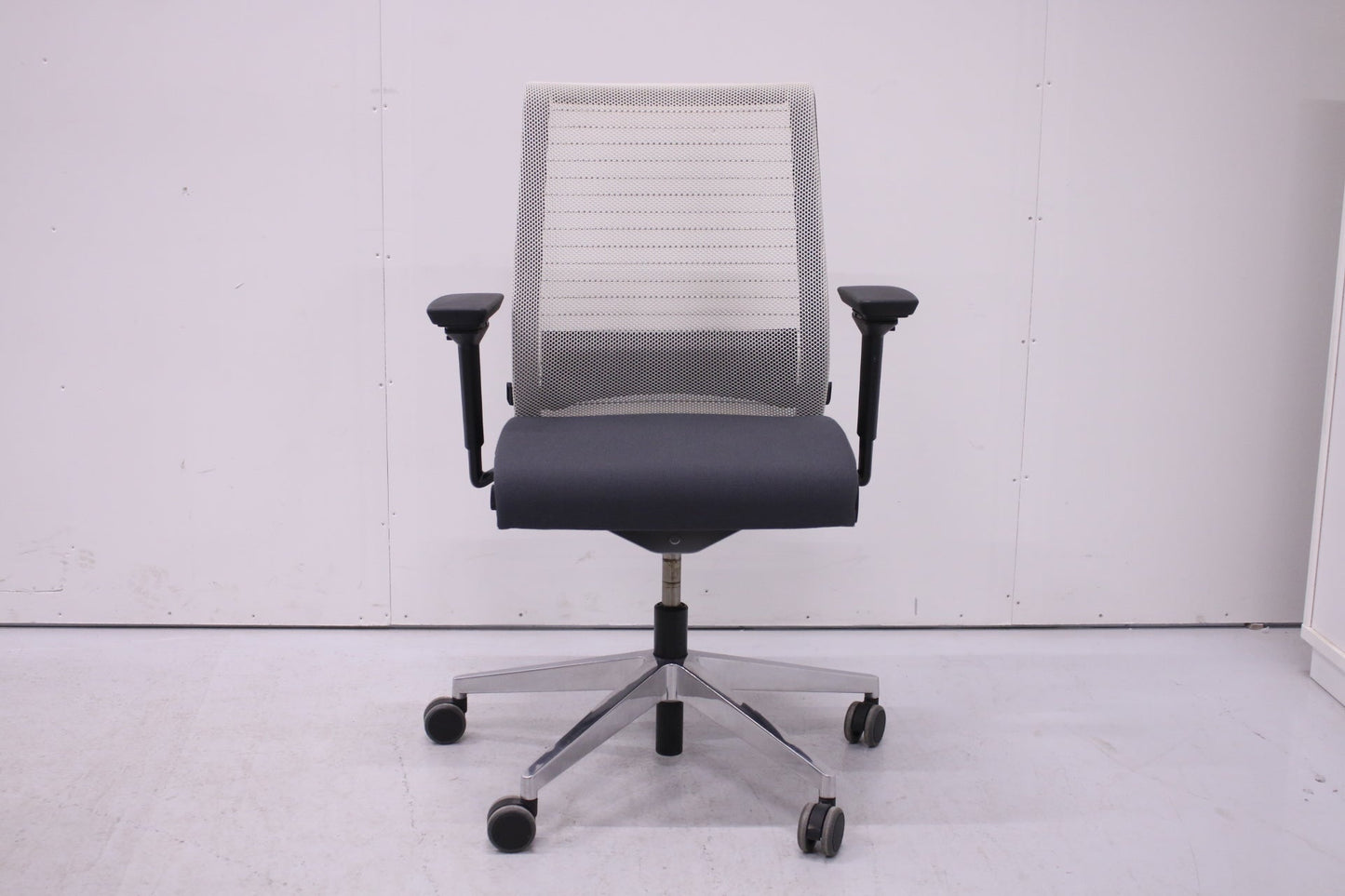 Steelcase Think työtuoli, harmaa - Suomen Kalustekeskus