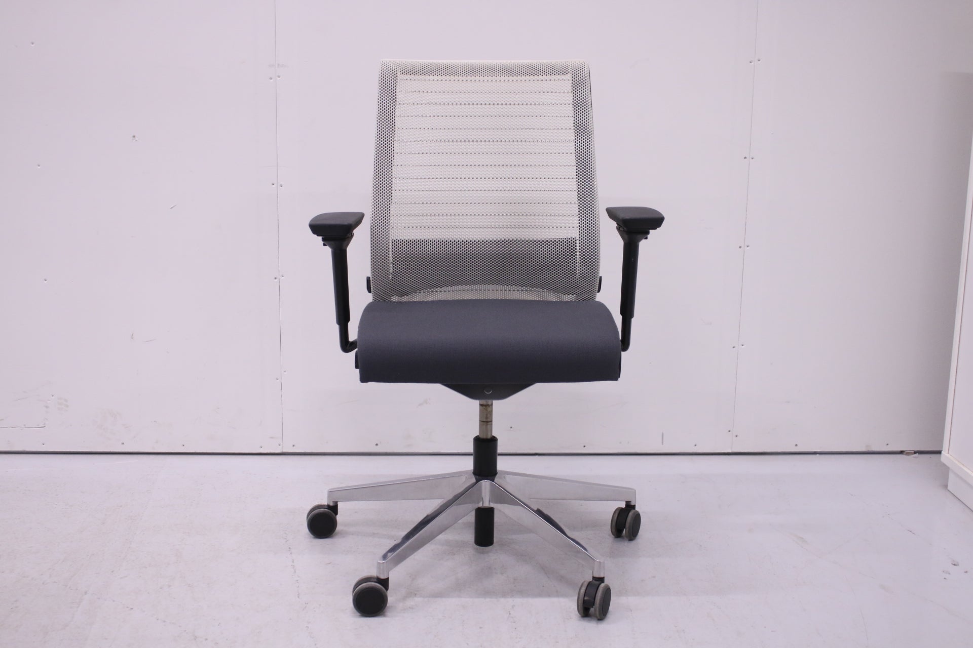 Steelcase Think työtuoli, harmaa - Suomen Kalustekeskus