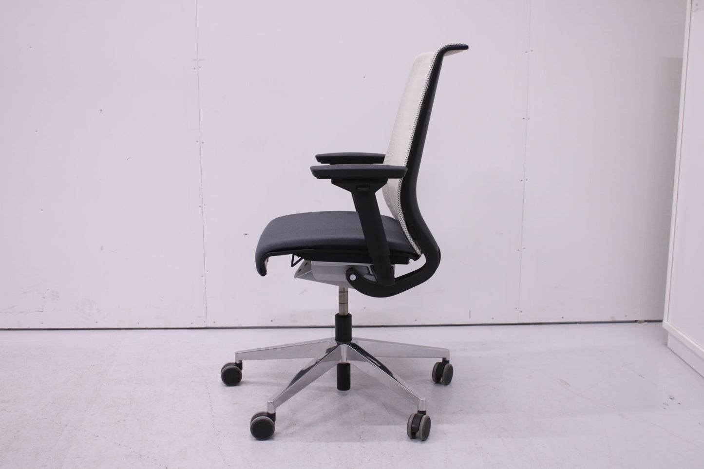 Steelcase Think työtuoli, harmaa - Suomen Kalustekeskus