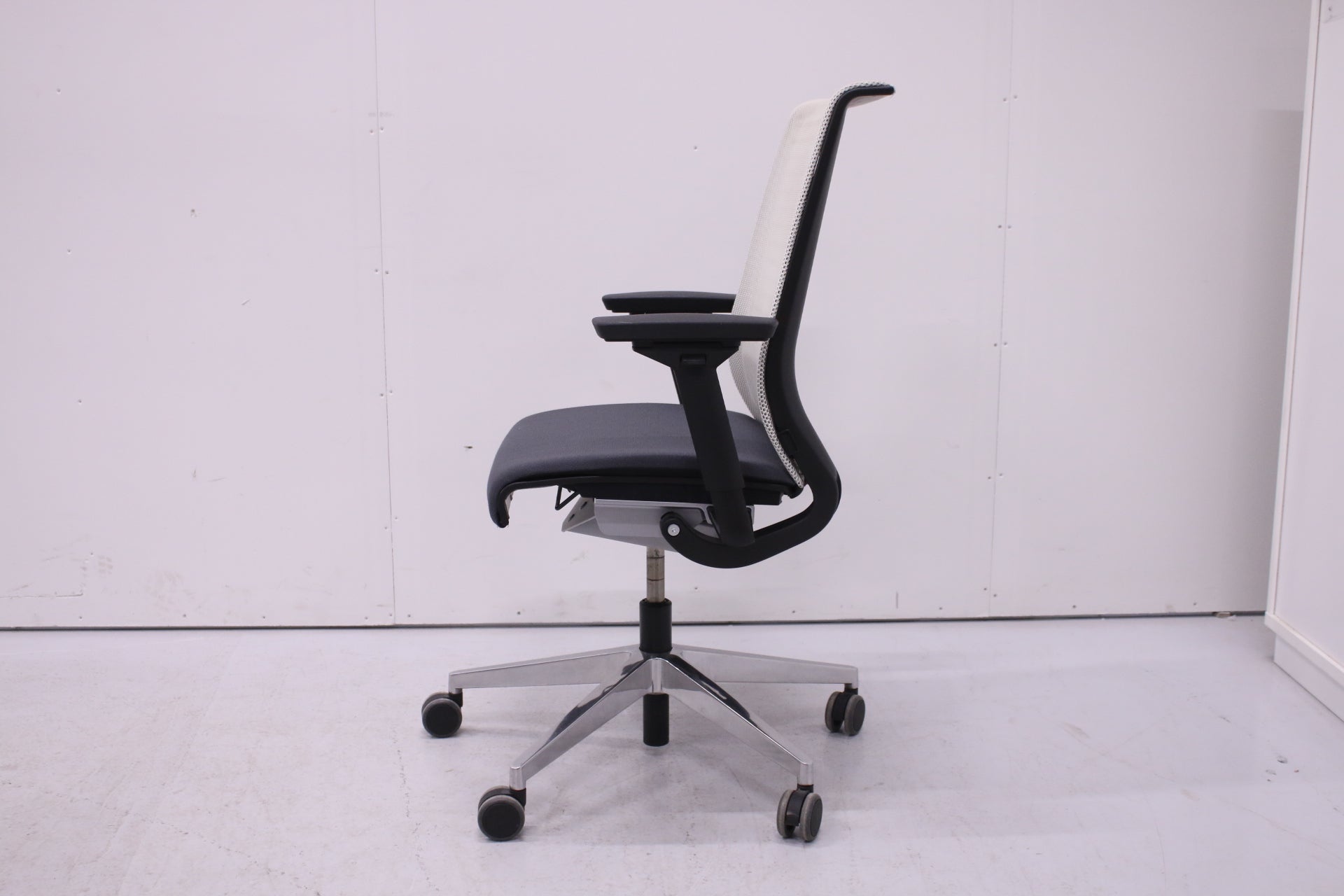 Steelcase Think työtuoli, harmaa - Suomen Kalustekeskus