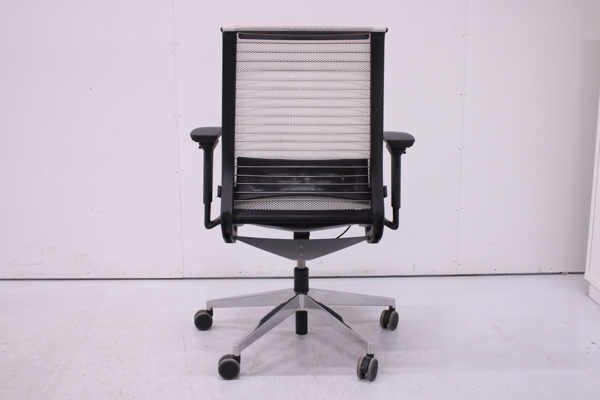 Steelcase Think työtuoli, harmaa - Suomen Kalustekeskus