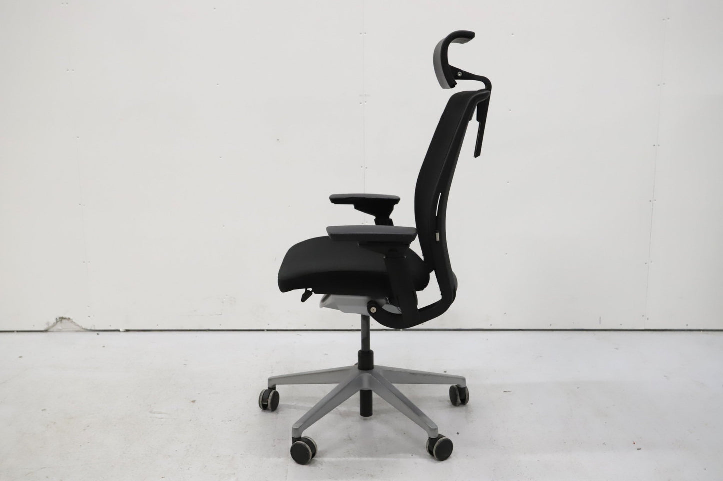 Steelcase Think työtuoli niskatuella, musta - Suomen Kalustekeskus