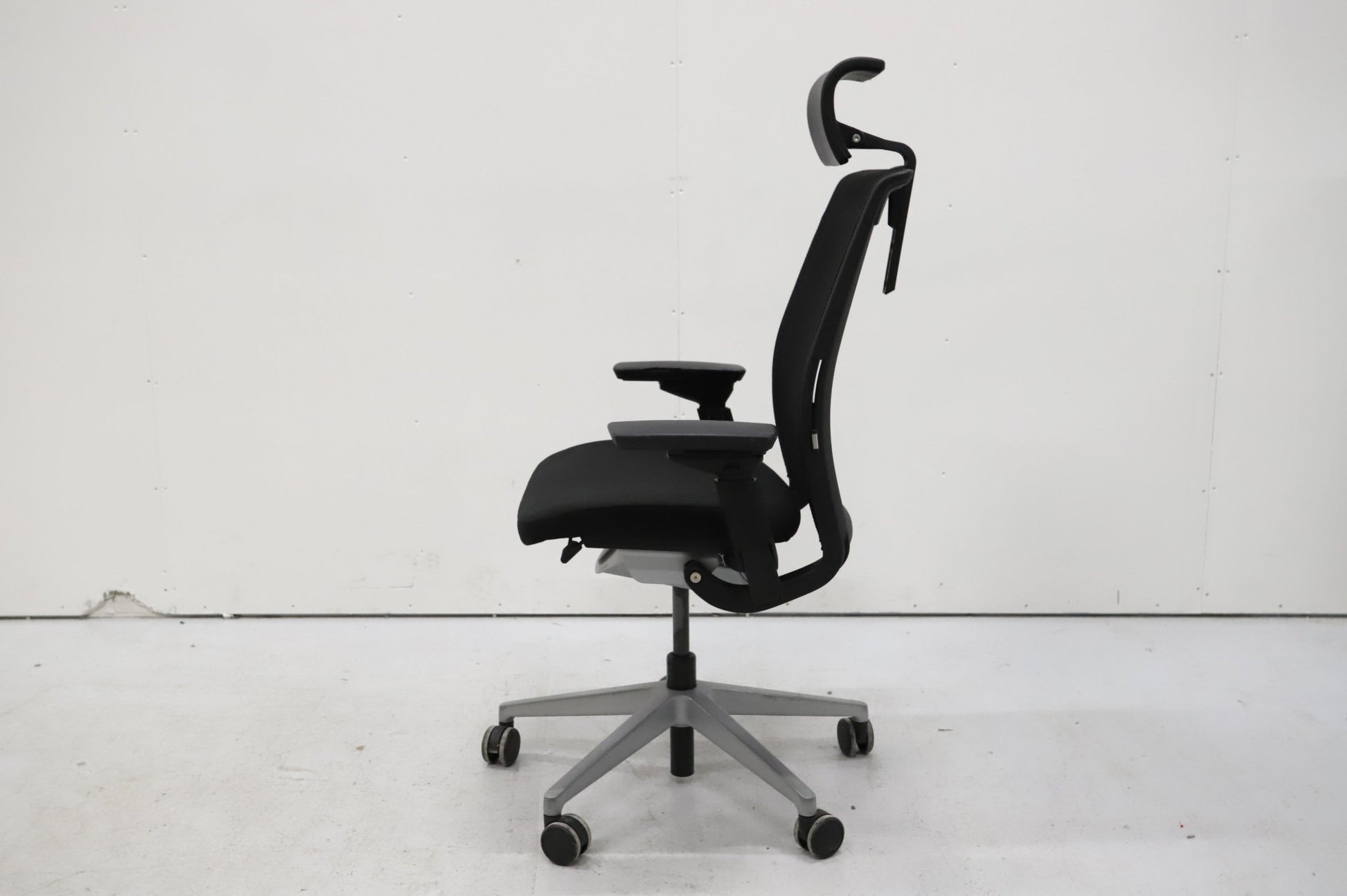 Steelcase Think työtuoli niskatuella, musta - Suomen Kalustekeskus
