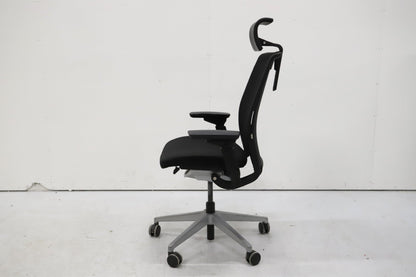 Steelcase Think työtuoli niskatuella, musta - Suomen Kalustekeskus
