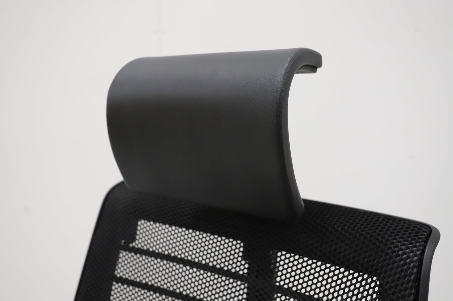 Steelcase Think työtuoli niskatuella, musta - Suomen Kalustekeskus