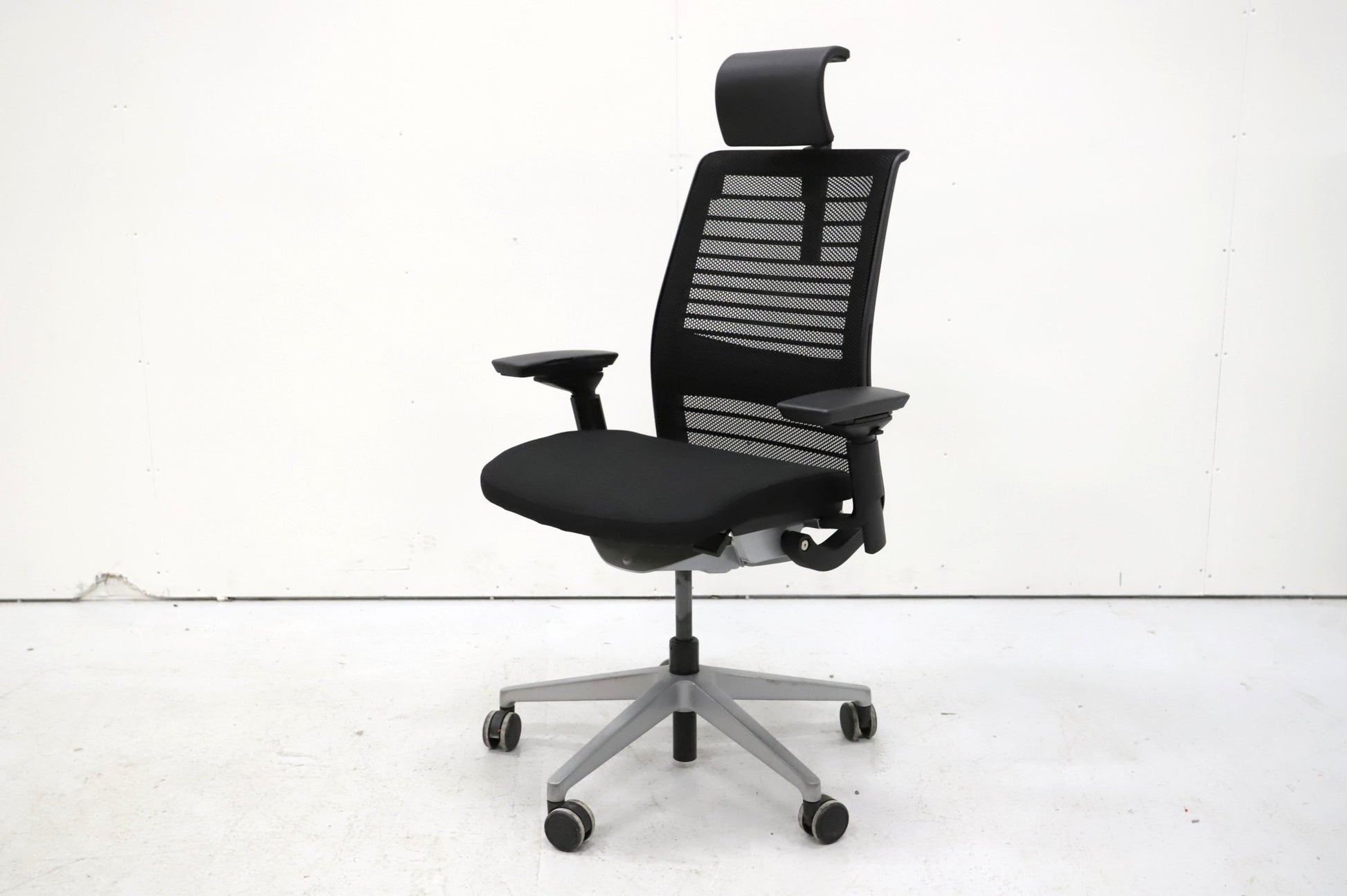 Steelcase Think työtuoli niskatuella, musta - Suomen Kalustekeskus