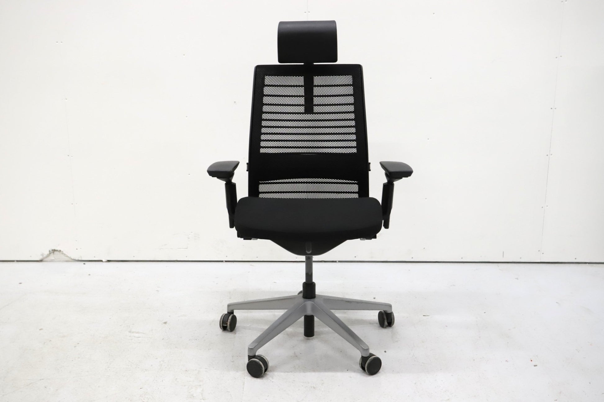 Steelcase Think työtuoli niskatuella, musta - Suomen Kalustekeskus