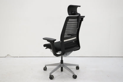 Steelcase Think työtuoli niskatuella, musta - Suomen Kalustekeskus