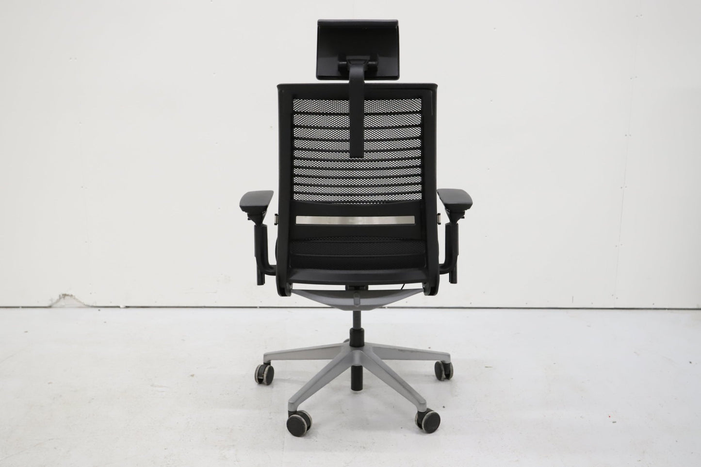 Steelcase Think työtuoli niskatuella, musta - Suomen Kalustekeskus