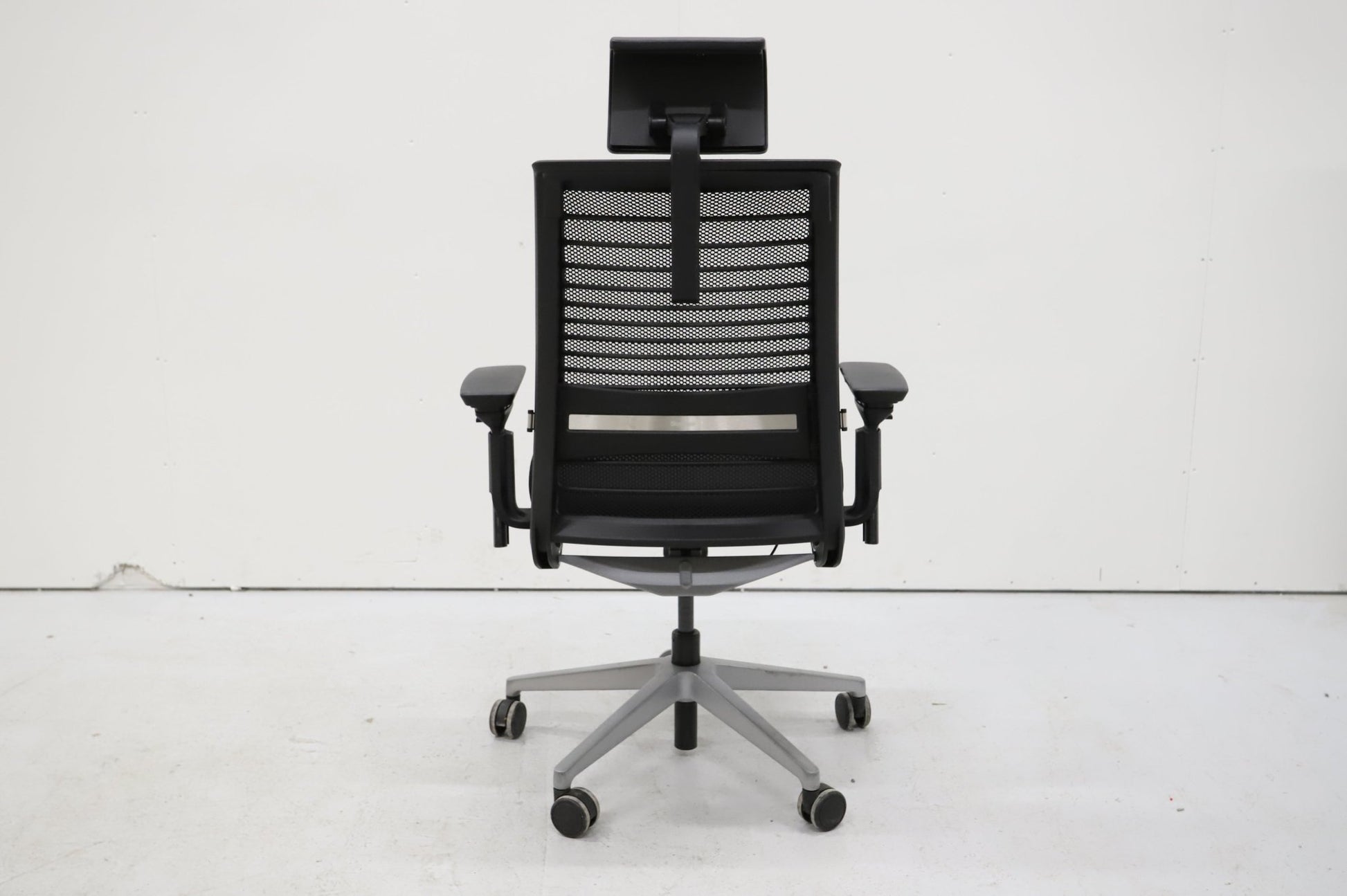Steelcase Think työtuoli niskatuella, musta - Suomen Kalustekeskus