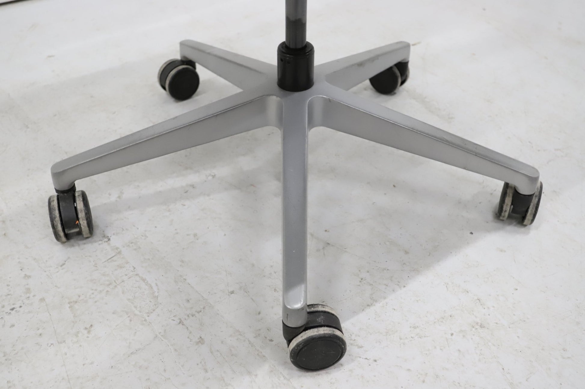 Steelcase Think työtuoli niskatuella, musta - Suomen Kalustekeskus