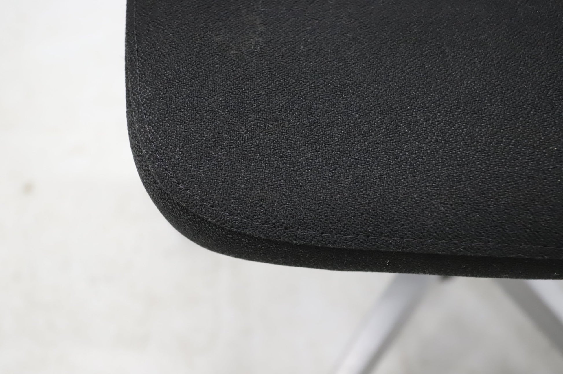 Steelcase Think työtuoli niskatuella, musta - Suomen Kalustekeskus