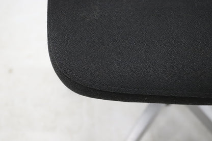 Steelcase Think työtuoli niskatuella, musta - Suomen Kalustekeskus
