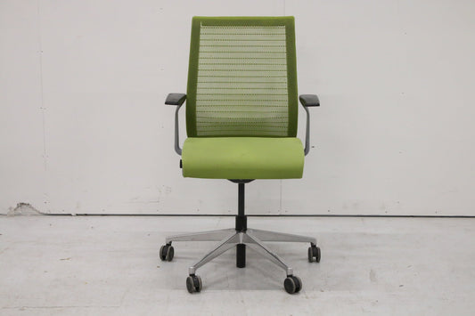 Steelcase Think työtuoli, vihreä kiinteät käsinojat - Suomen Kalustekeskus