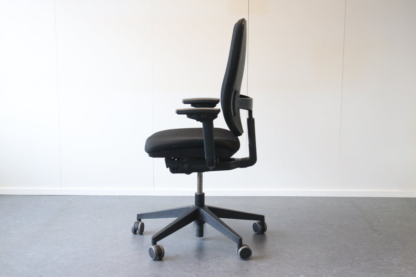 Steelcase työtuoli musta - Suomen Kalustekeskus