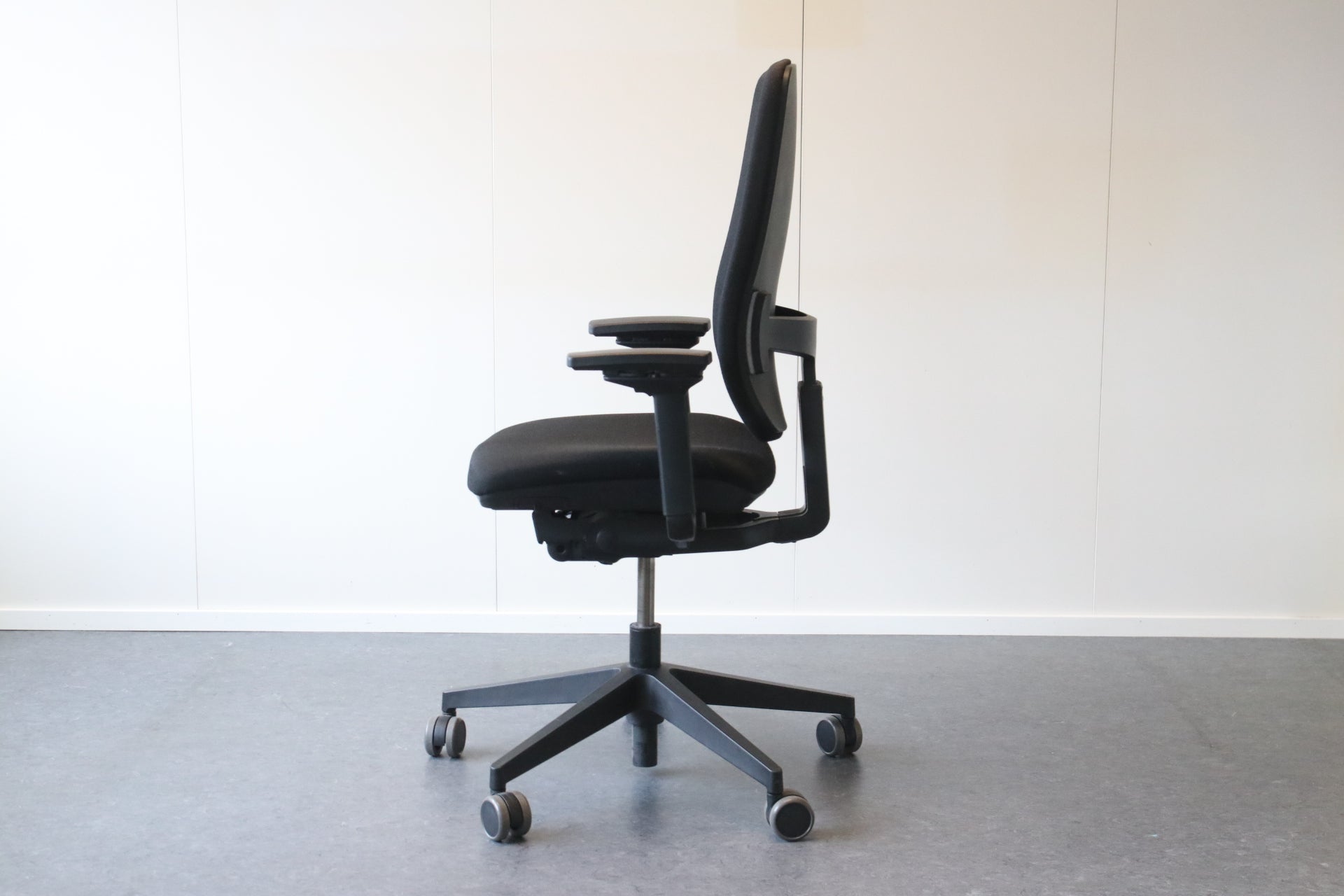 Steelcase työtuoli musta - Suomen Kalustekeskus