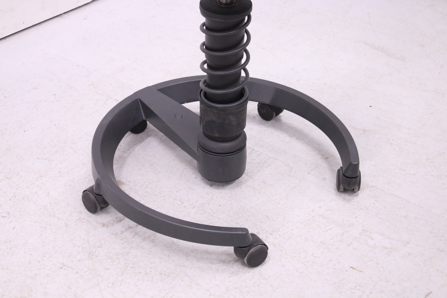 Swopper Aeris aktiivituoli pyörillä musta Alacantara - Suomen Kalustekeskus