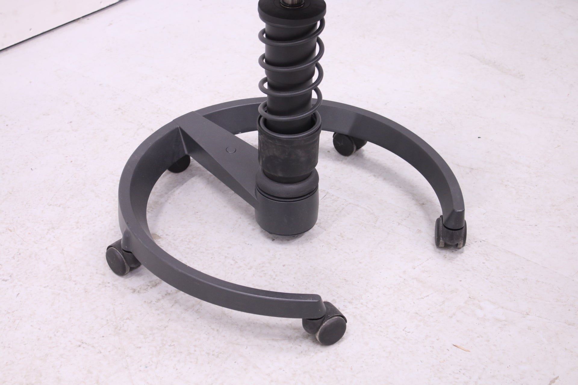 Swopper Aeris aktiivituoli pyörillä musta Alacantara - Suomen Kalustekeskus