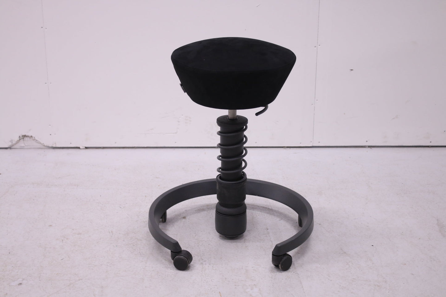 Swopper Aeris aktiivituoli pyörillä musta Alacantara - Suomen Kalustekeskus