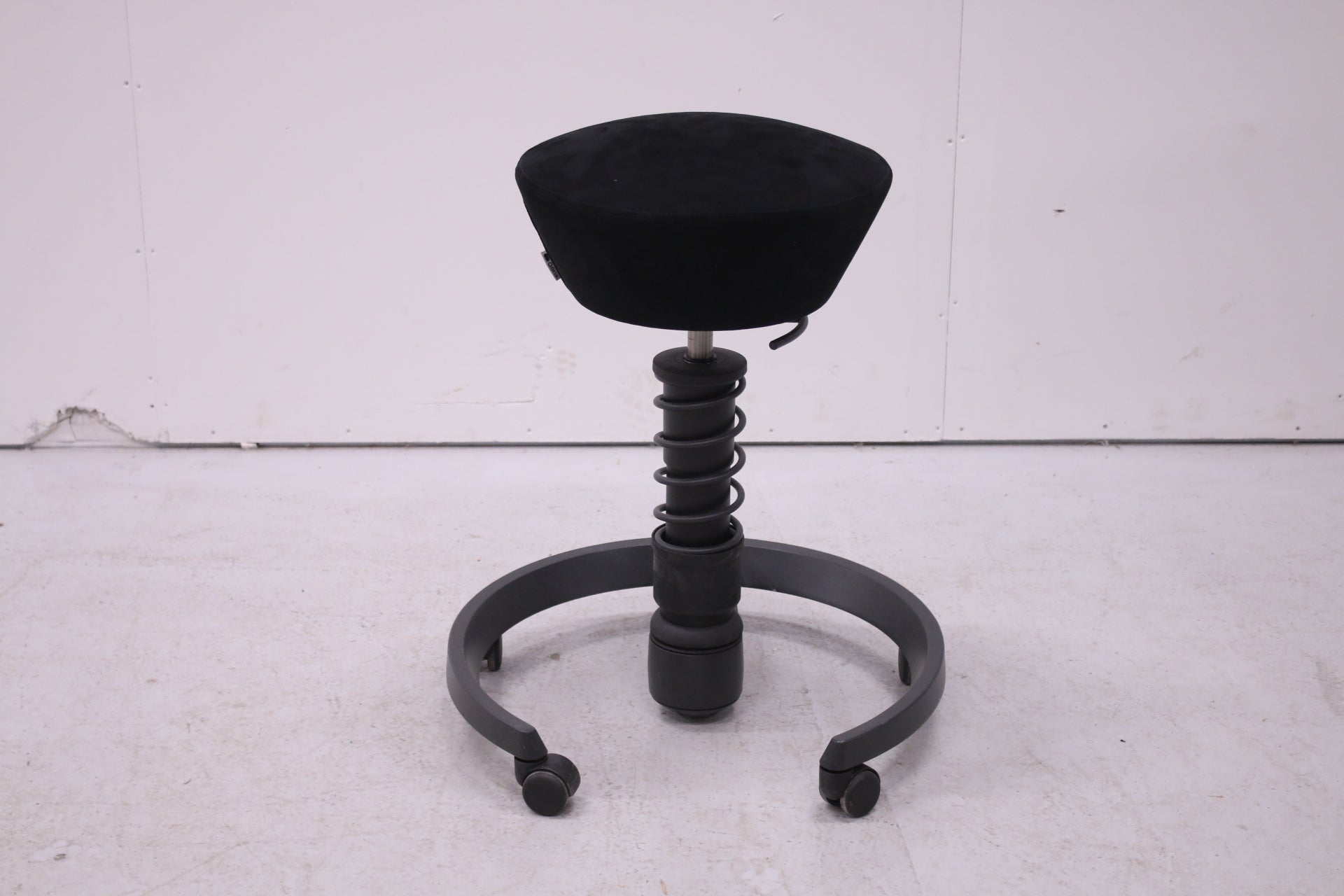 Swopper Aeris aktiivituoli pyörillä musta Alacantara - Suomen Kalustekeskus