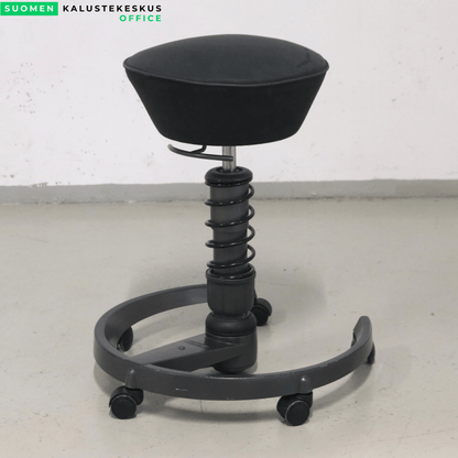 Swopper Aeris aktiivituoli pyörillä musta Alacantara - Suomen Kalustekeskus