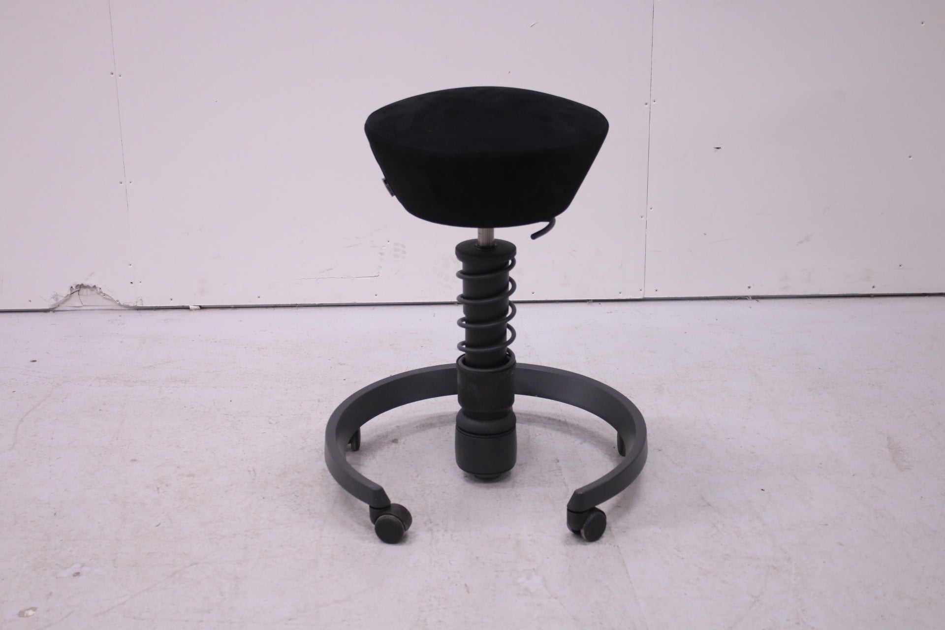 Swopper Aeris aktiivituoli pyörillä musta Alacantara - Suomen Kalustekeskus