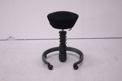 Swopper Aeris aktiivituoli pyörillä musta Alacantara - Suomen Kalustekeskus