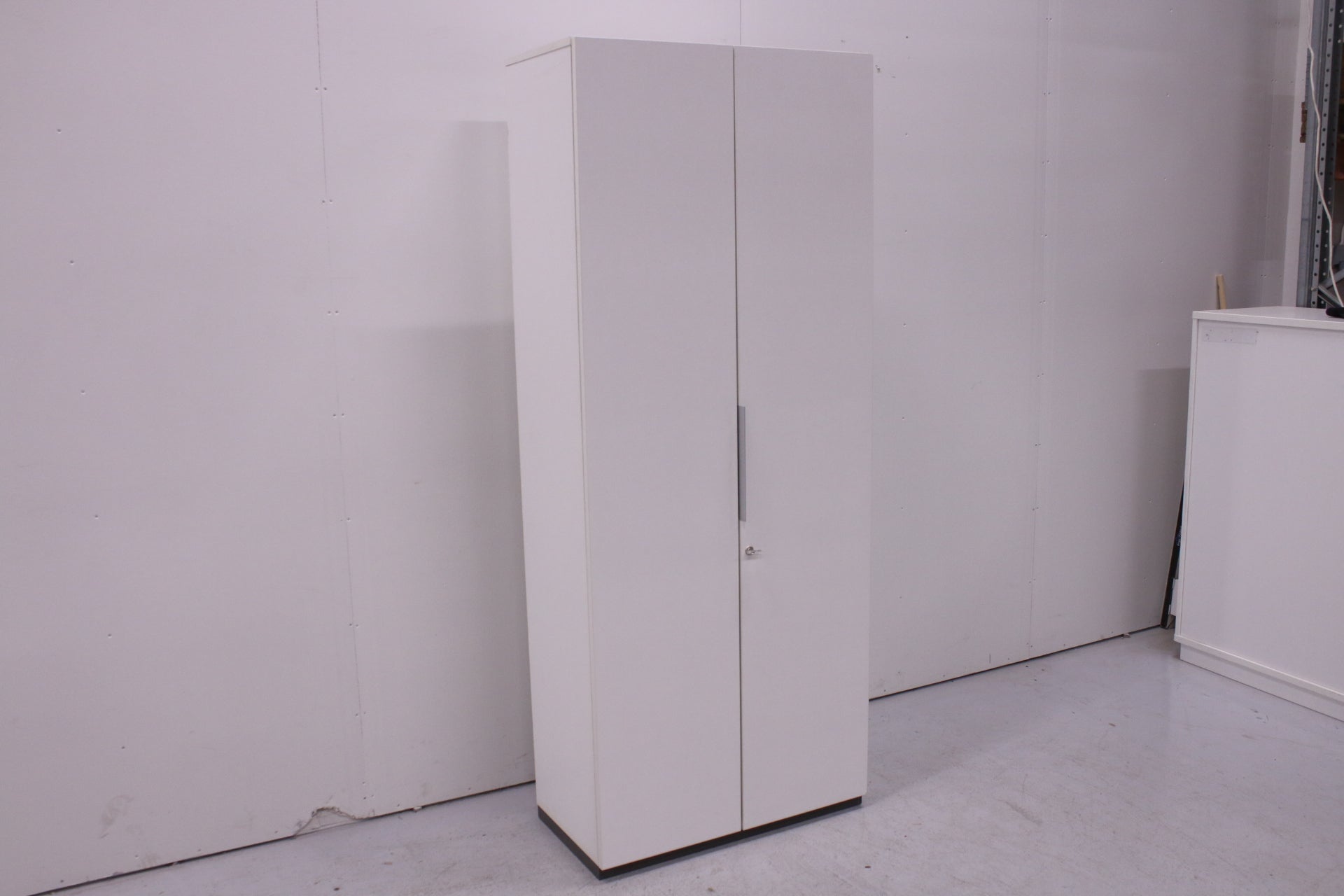 Thulema korkea valkoinen ovikaappi 197x80 - Suomen Kalustekeskus