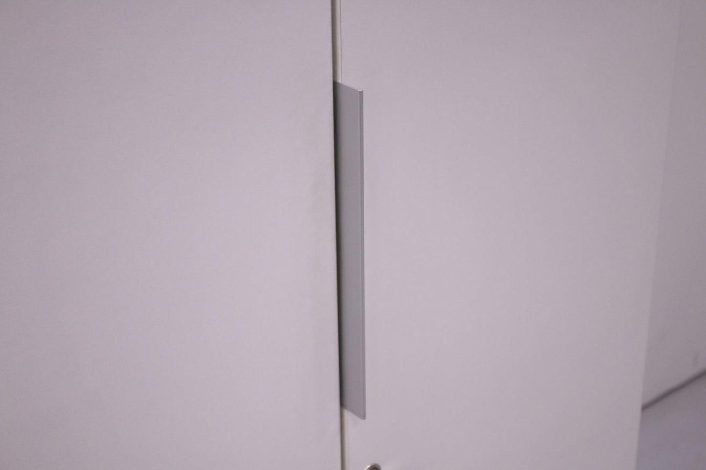 Thulema korkea valkoinen ovikaappi 197x80 - Suomen Kalustekeskus