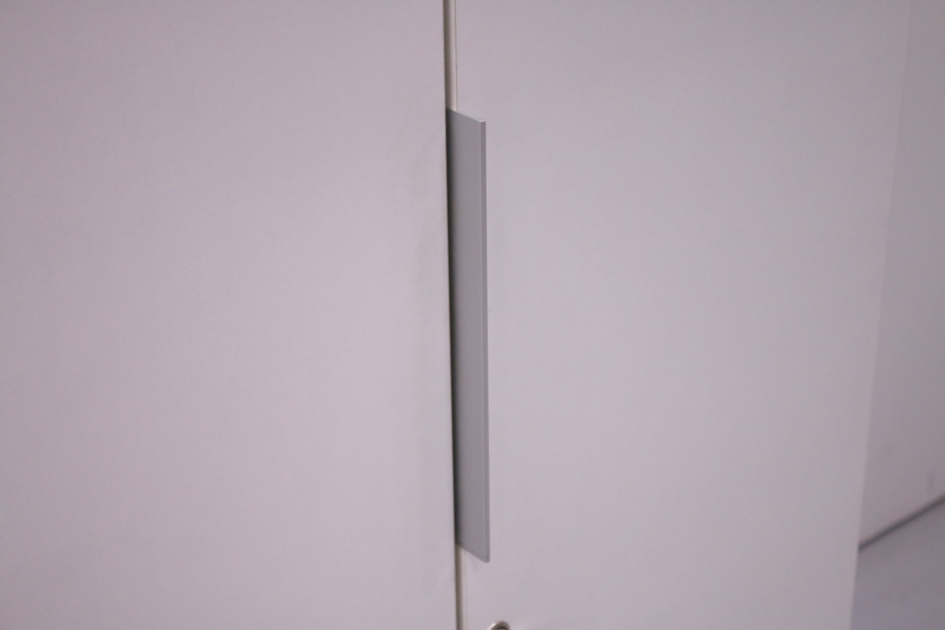 Thulema korkea valkoinen ovikaappi 197x80 - Suomen Kalustekeskus